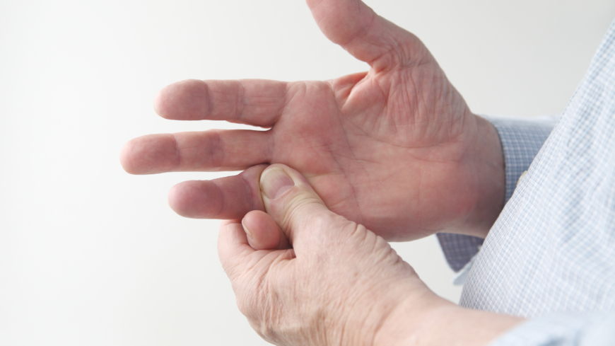 Att ett finger låser sig kan vara både smärtsamt och obehagligt. Foto: Shutterstock